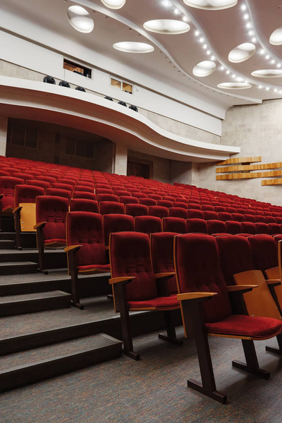Красные сиденья в пустом театре и опере
 - Фото, изображение