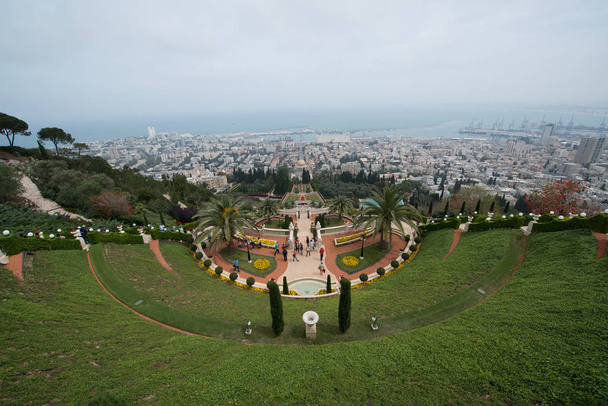 Hermosos jardines Bahai en Haifa, Israel
  - Foto, imagen