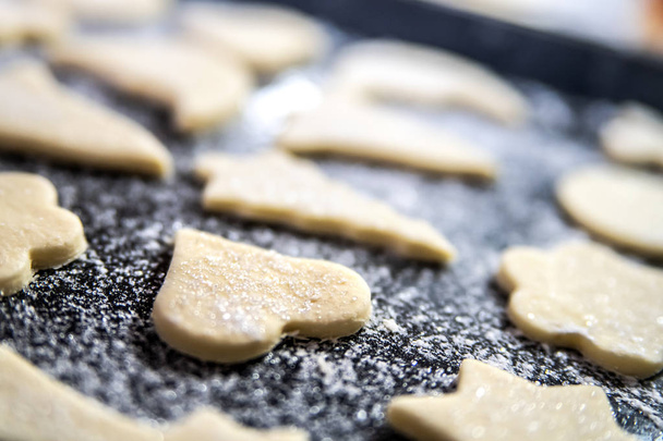 Biscoitos em forma de coração prontos para serem cozidos
. - Foto, Imagem