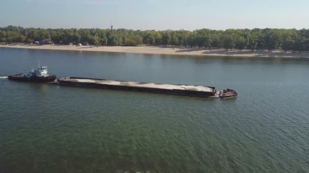 Boat with a barge on the river Dnieper - Footage, Video