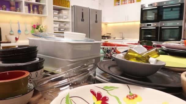 pratos na cozinha
 - Filmagem, Vídeo