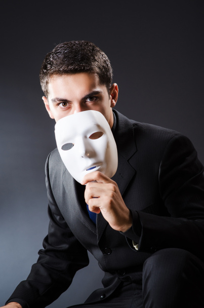 Hombre con máscara en la oscuridad
 - Foto, imagen