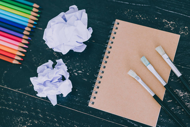 escrivaninha com materiais de arte mista, incluindo cadernos de lápis coloridos
 - Foto, Imagem