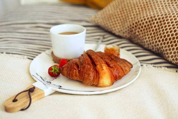 Desayuno con croissant, café, fresa y mermelada en la parrilla
 - Foto, imagen
