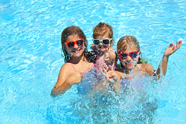 Милі дівчата грають у басейні. Літні канікули та подорожі
  - Фото, зображення