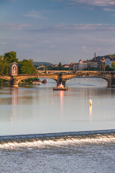 Vltava rzeka i nabrzeża starego miasta z teatrem. - Zdjęcie, obraz