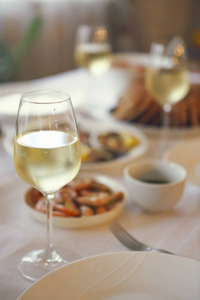 Люди чудово обідають морепродукти та біле вино
  - Фото, зображення
