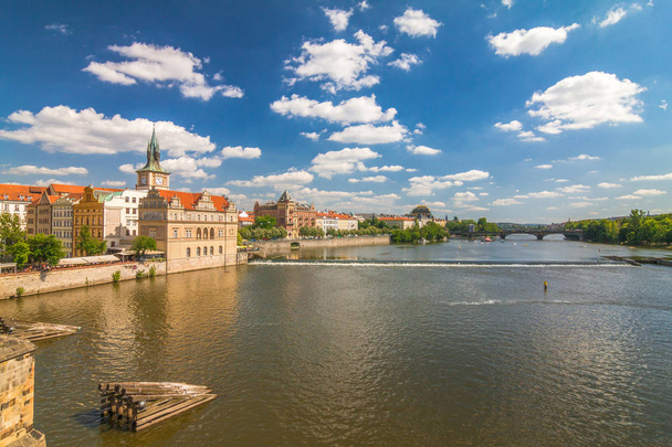 Vltava Nehri ve tiyatro ile tarihi kentin waterfront. - Fotoğraf, Görsel