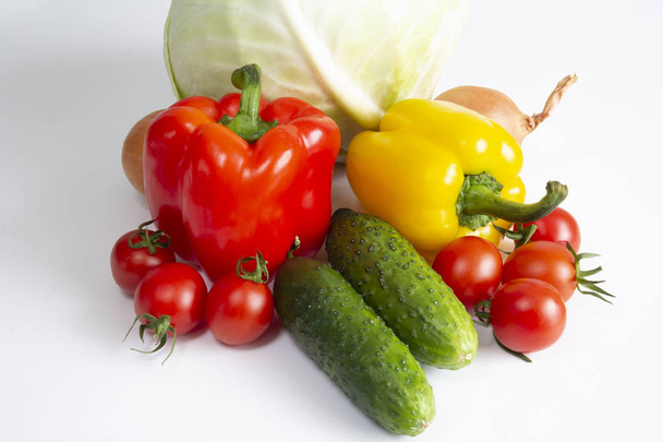 Warzywa papryka pomidory kapusta ogórki cebule i czosnek na białym tle - Zdjęcie, obraz