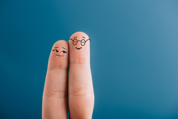 vista cortada de casal feliz de dedos isolados em azul
 - Foto, Imagem