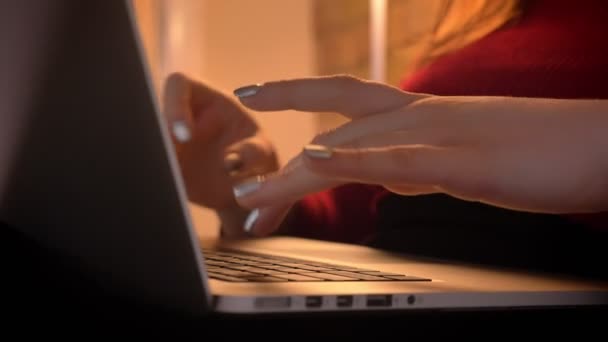 Closeup atirar por câmera se movendo das mãos digitando no laptop para o belo rosto feminino caucasiano dentro de casa em um apartamento acolhedor
 - Filmagem, Vídeo