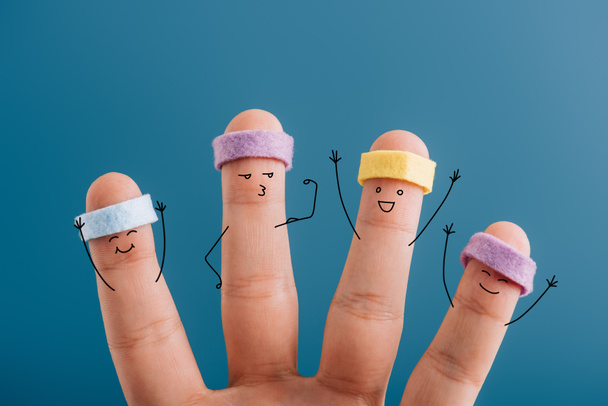 περικοπεί θέα χαρούμενα σπορ δάχτυλα σε απομονωμένα σε μπλε κορδέλες - Φωτογραφία, εικόνα