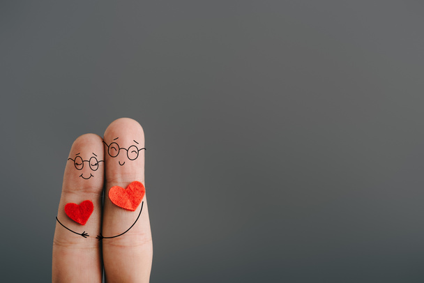 περικοπεί άποψη του ευτυχισμένο ζευγάρι των δακτύλων με καρδιές αγκάλιασμα απομονωμένες σε γκρι, ημέρα του Αγίου Βαλεντίνου έννοια - Φωτογραφία, εικόνα