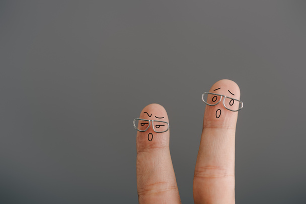 vista recortada de dedos impactados en anteojos aislados en gris
 - Foto, Imagen