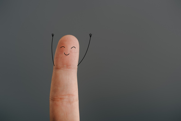 egy ujjal, mosolygós arc elszigetelt szürke vágott látképe - Fotó, kép