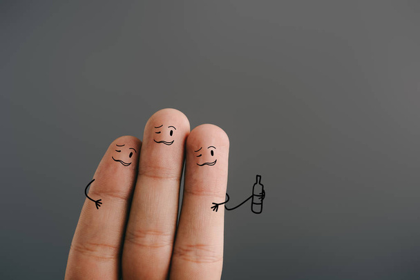 Teilansicht von Fingern als Betrunkene isoliert auf grau - Foto, Bild