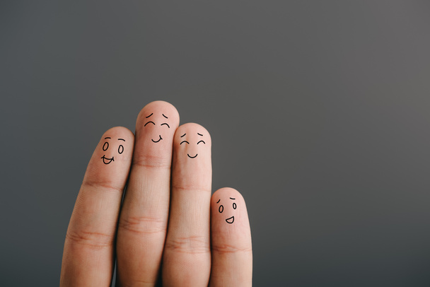 vista recortada de dedos humanos felices aislados en gris
 - Foto, Imagen