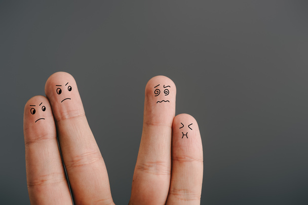Karışık sert parmaklar gri izole mide bulantısı ile kızgın çift kırpılmış görünümünü - Fotoğraf, Görsel