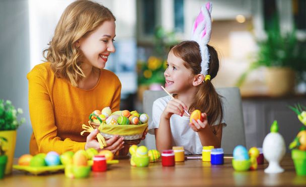¡Feliz Pascua! familia madre e hijo con orejas liebre conseguir rea
 - Foto, Imagen