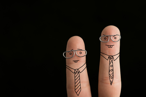 az ujjak, mint dühös üzletemberek kapcsolatok és szemüveg elszigetelt fekete vágott megtekintése - Fotó, kép