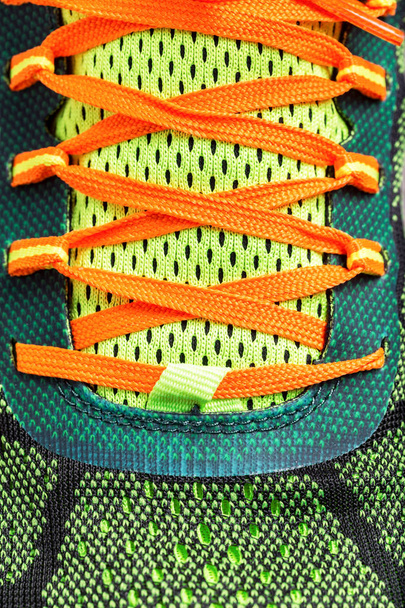 Primo piano dei lacci da scarpe da corsa colorati
 - Foto, immagini