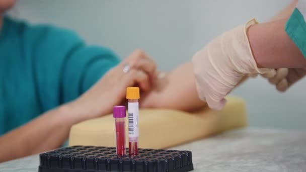 Eine Blutprobe wurde entnommen. Arzt klebt Pflaster an die Hand - Filmmaterial, Video