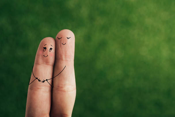 recortado vista de feliz par de dedos abrazándose en verde
 - Foto, Imagen