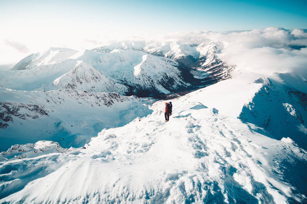 A climber in winter - Фото, зображення