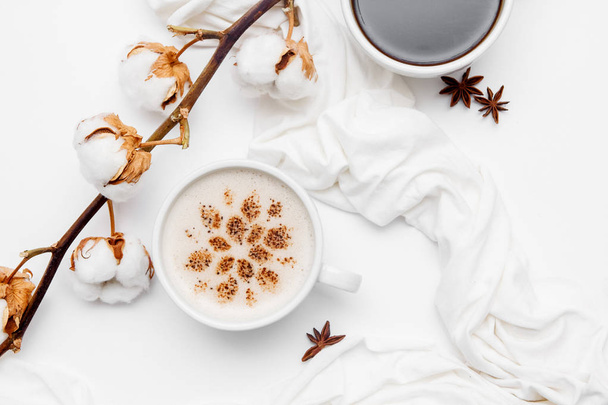 Cappuccino de café avec cannelle et étoiles d'anis sur fond blanc
 - Photo, image