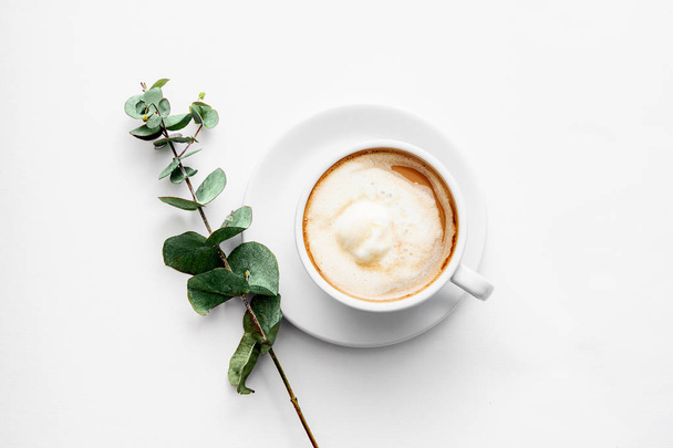 Platte lay-out met een paar mokken cappuccino en een Lila branch op het tafelblad weergave voorjaar koffie aroma - Foto, afbeelding