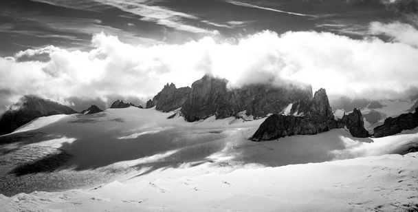 Montagnes vue crête, massif du Mont Blanc Alpes, France
.  - Photo, image