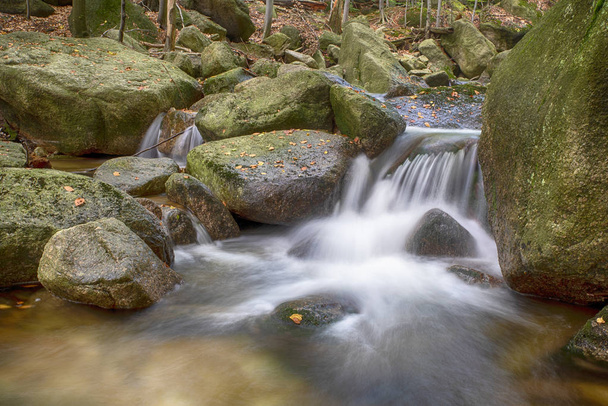 petite chute d'eau de ruisseau dans les montagnes jizerske
 - Photo, image