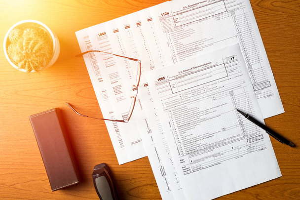 Налоговая форма США 1411-1065 на столе с электронными очками, ручкой
 - Фото, изображение