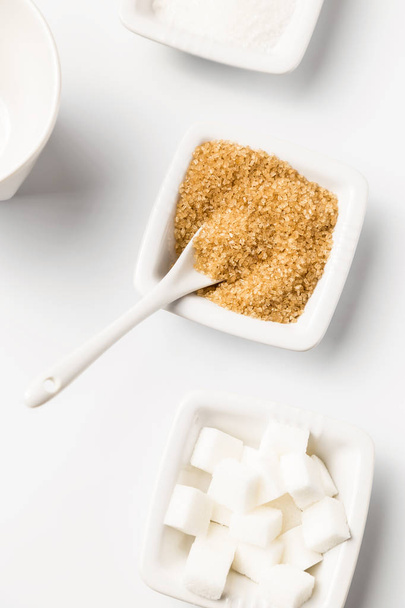 Azúcar moreno y blanco en los tazones blancos
 - Foto, imagen