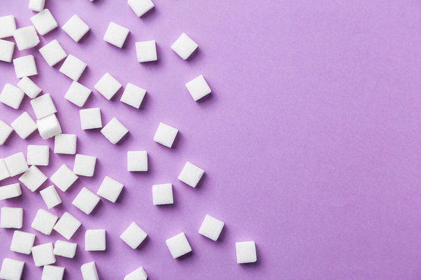 Muchos cubos de azúcar blanco sobre fondo magenta
 - Foto, Imagen