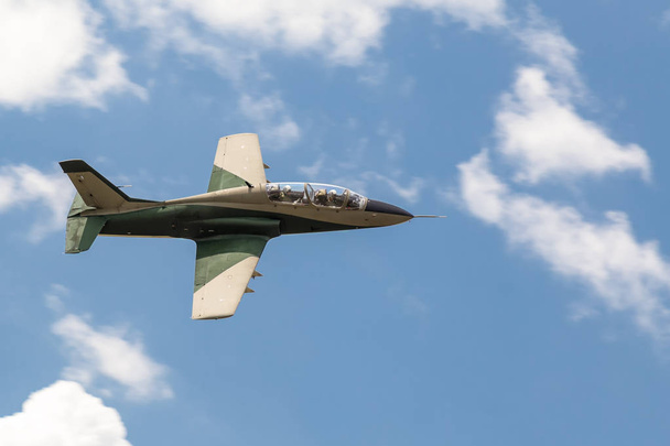 Avión de combate militar en el cielo azul
 - Foto, Imagen