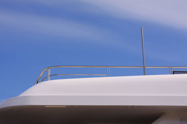 Moderní a luxusní jachty detaily s yacht nerezové zábradlí - minimalistické linie za slunečného počasí s tmavě modrou oblohu - kopírovat prostor pro psaní - Fotografie, Obrázek