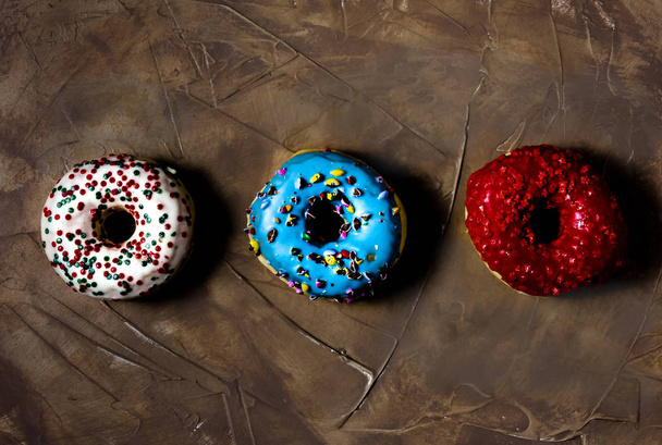 Kolme värillistä donitsia
 - Valokuva, kuva