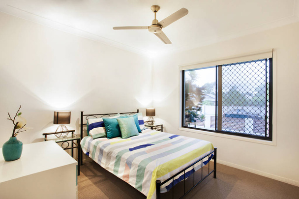 Modern bed room including facilities - Фото, изображение