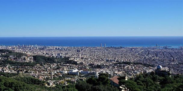 З вершини Тібідабо, дивлячись на особливій обстановці Collserola Хілл майже вся Барселона, Іспанія. - Фото, зображення