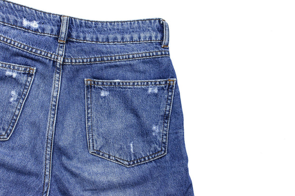 Modré džíny izolovaných na bílém pozadí pohledu shora ploché rozložení. Detail džíny. Džíny textura nebo džínové pozadí. Trend oblečení. Krása a móda, oblečení koncept. - Fotografie, Obrázek