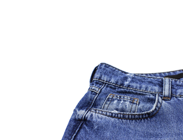 Jeans blu isolati su sfondo bianco vista dall'alto piatto lay. Dettaglio di bei blue jeans. Texture jeans o sfondo denim. Abbigliamento di tendenza. Bellezza e moda, concetto di abbigliamento
. - Foto, immagini