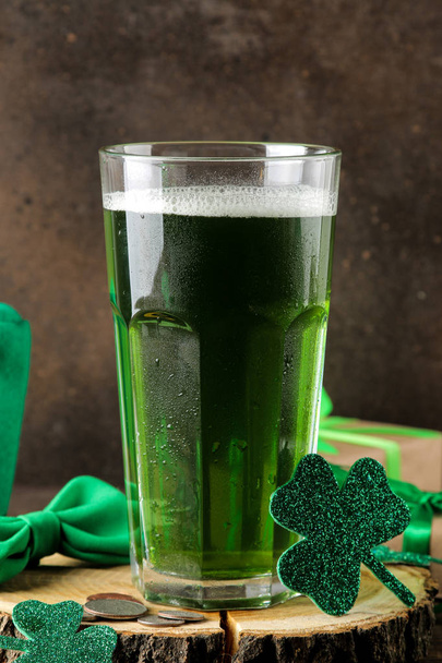 Pyhän Patrickin päivä. Juhlitaan. vihreä olut ja apila ruskealla taustalla. lähikuva
 - Valokuva, kuva