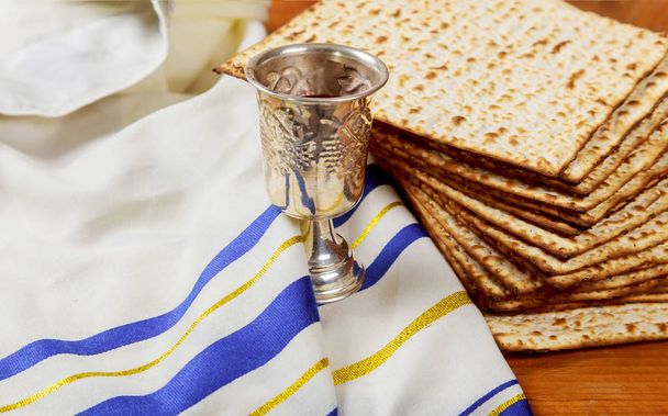 過越祭マッツォ ユダヤ人の休日のパンとワイン木製ボード. - 写真・画像