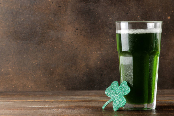 St.Patrick barátait nap. ünnepe. zöld sör és a barna háttér lóhere. hely, a szöveg. szabad hely - Fotó, kép