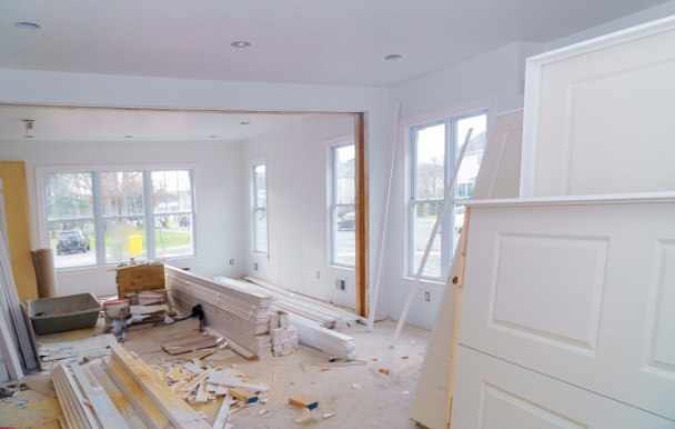 Material para bajo construcción, remodelación y renovación de la puerta blanca de la habitación y moldeo
 - Foto, Imagen
