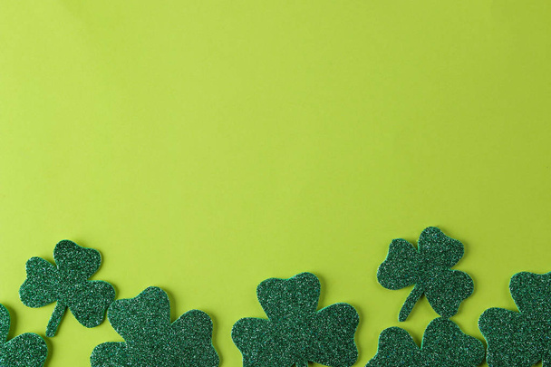 St. Patrick 's Day. Feiern. Rahmen aus grünem Kleeblatt auf hellgrünem Hintergrund. Blick von oben. Raum für Text - Foto, Bild