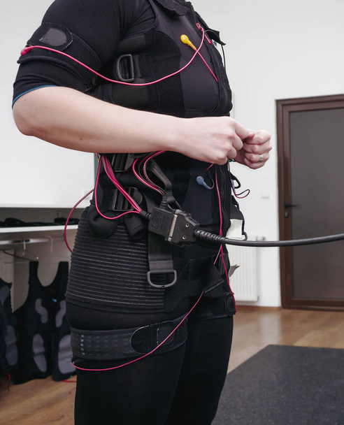 Kobieta w electro stymulacji mięśni garnitur gotowy do ćwiczeń - Zdjęcie, obraz