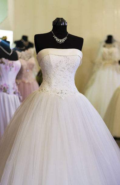 robes de mariée au salon de mariage
 - Photo, image