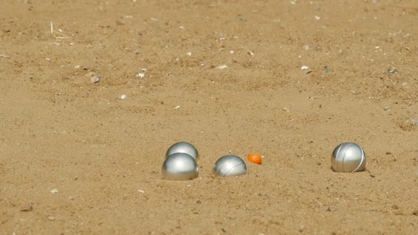 Petanque spel van de vrije tijd op het strand, slow-motion - Video